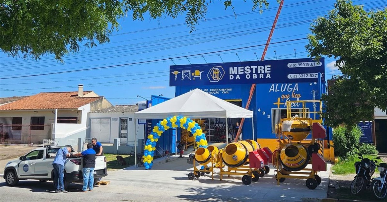 Frente da loja Mestre da Obra em Bagé, com as betoneiras alinhadas no pátio